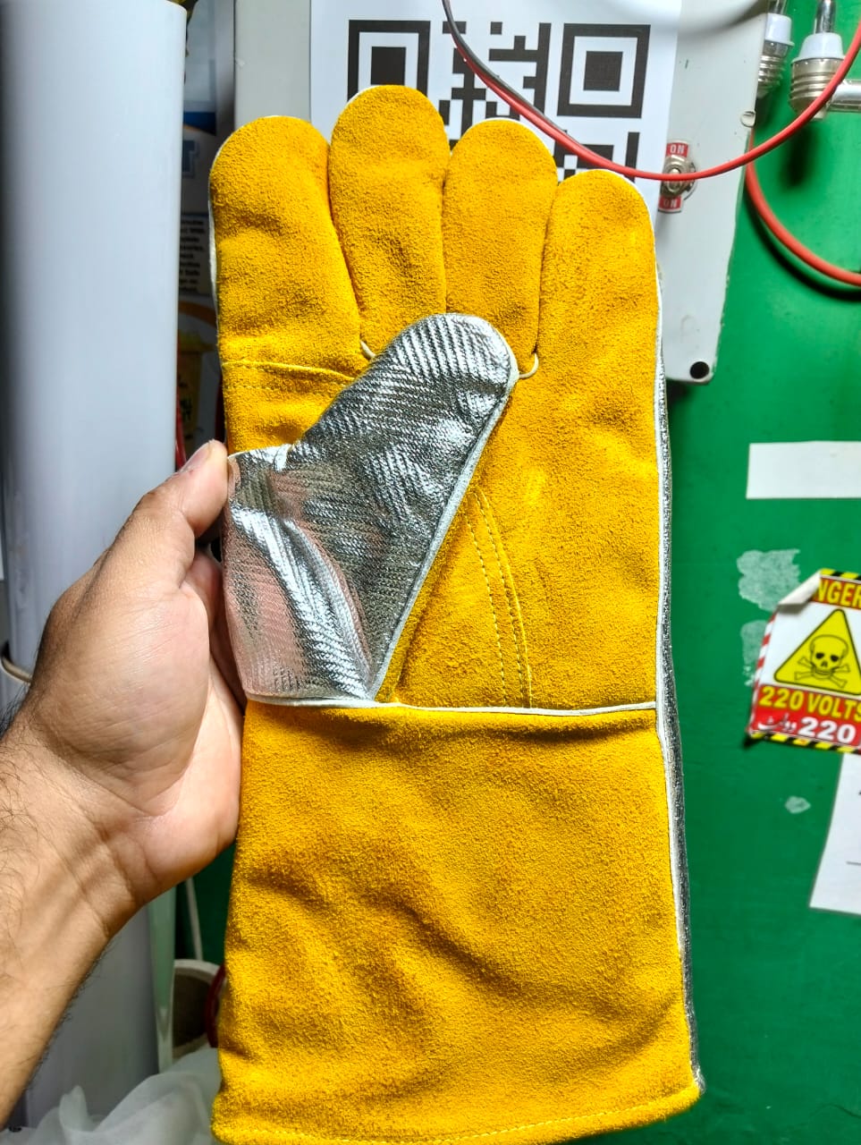 HOT WORK AG-500C Aluminized Heat Resistant Gloves in Pakistan thumbnail 3