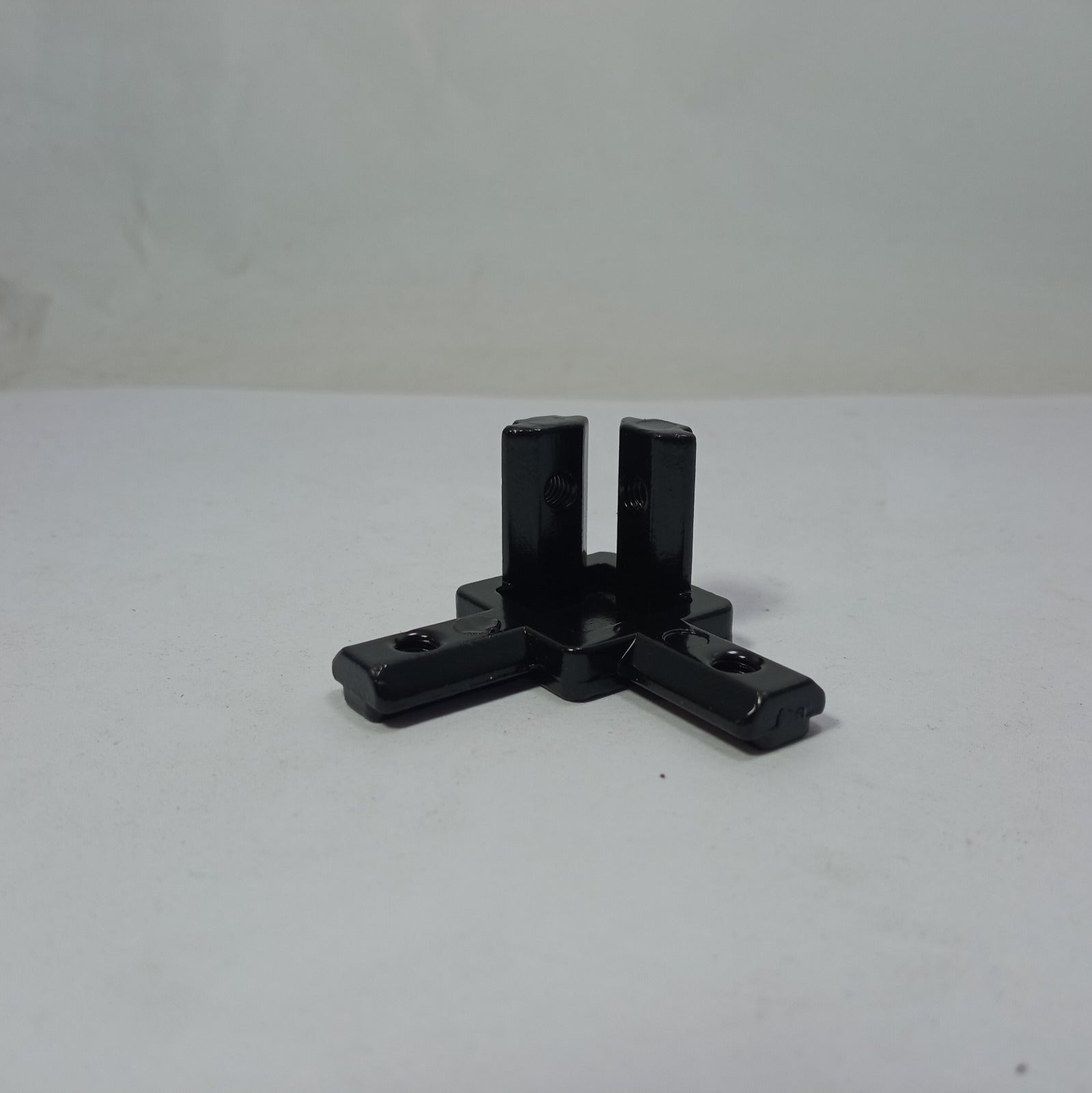 3-Way End Corner Bracket Connector in Pakistan - 30x30