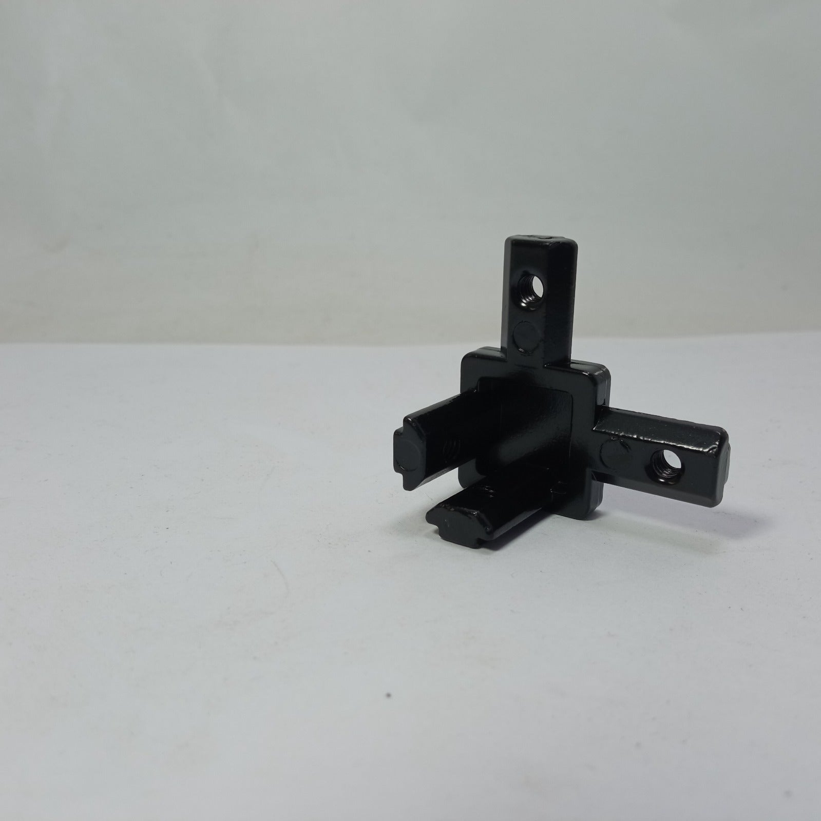 3-Way End Corner Bracket Connector in Pakistan - 30x30 thumbnail 4