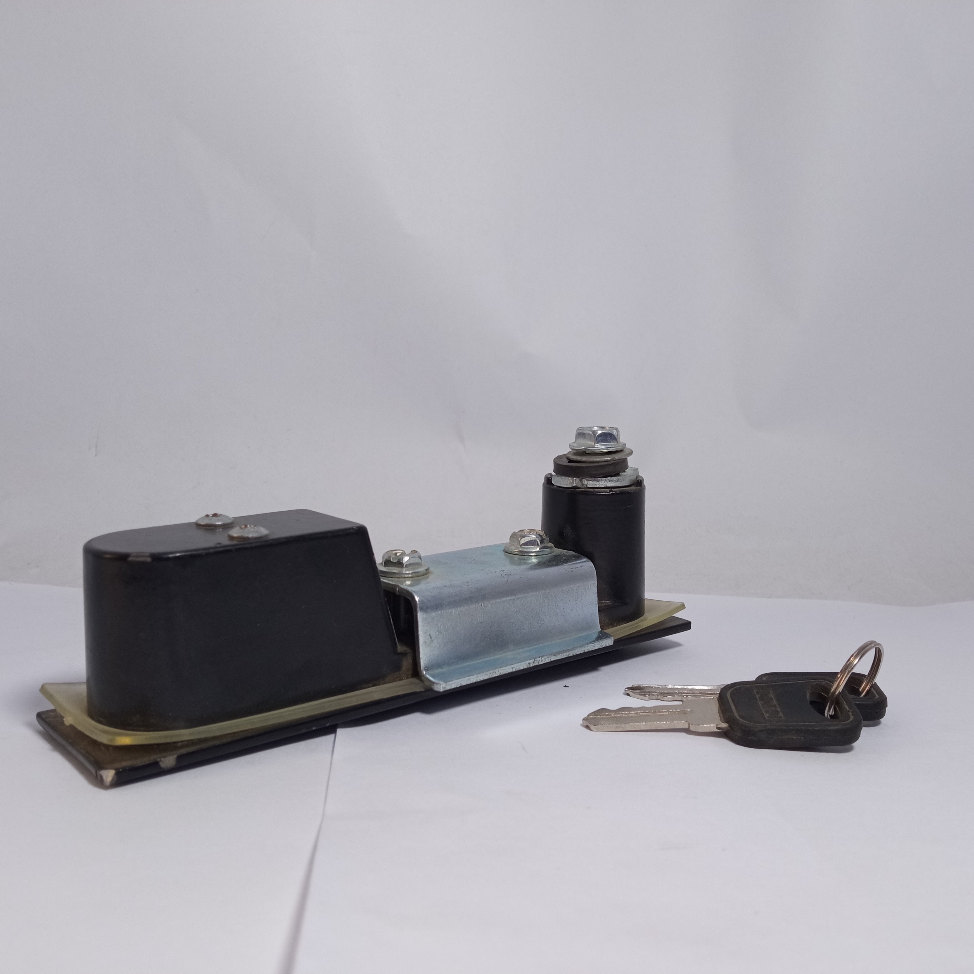 Electrical Cabinet and Panel Lock Push Handle with 2 Keys in Pakistan thumbnail 3