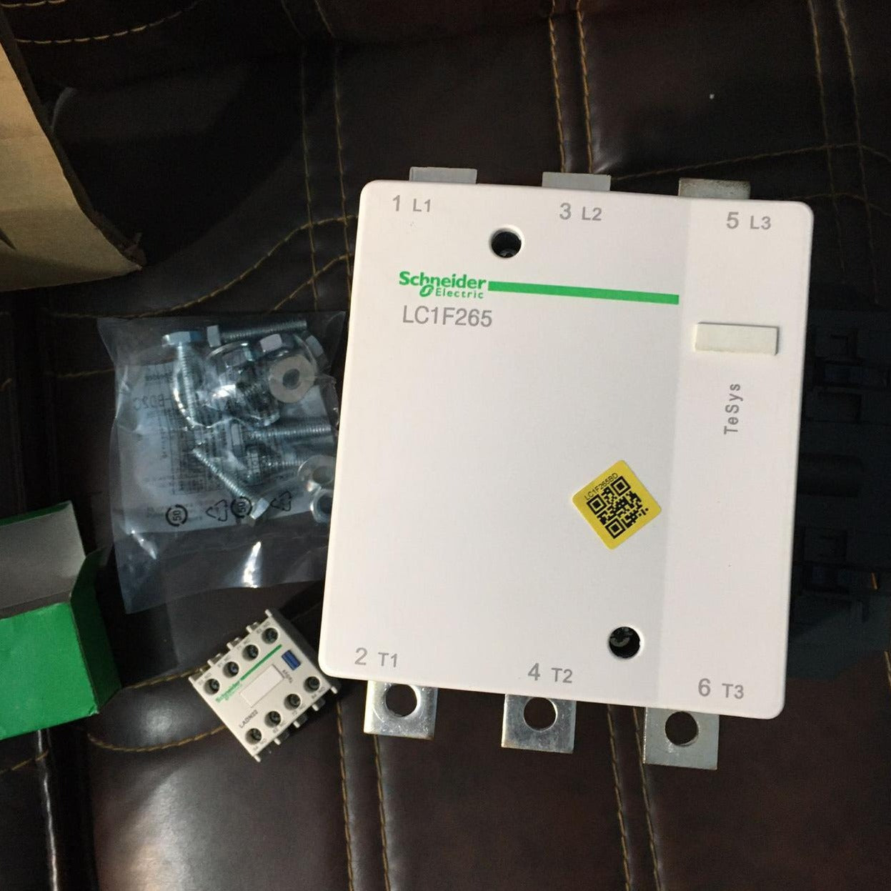 Schneider LC1F265 Magnetic Electric AC Contactor used item  in Pakistan thumbnail 2