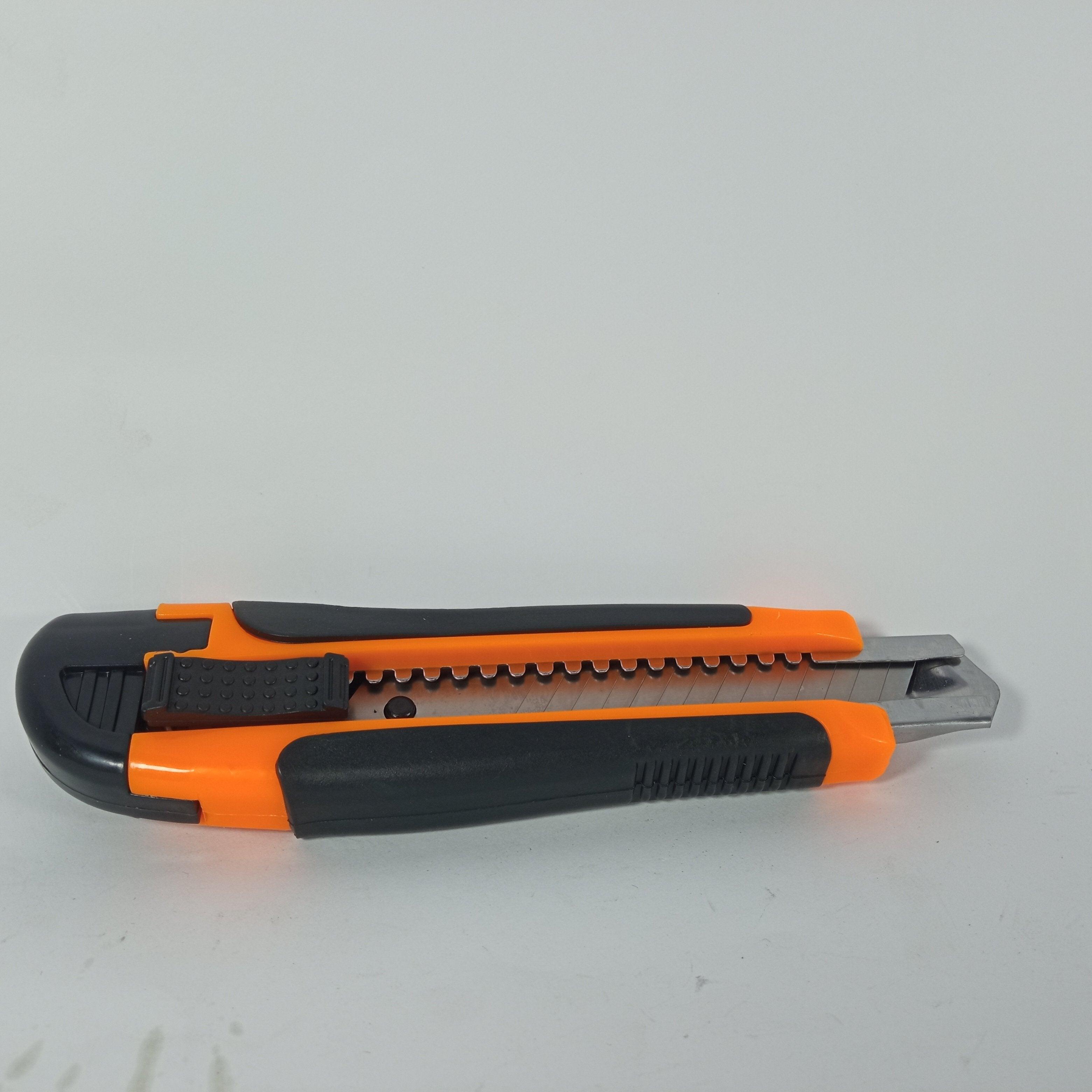Toolmak LC-500 Auto-Lock Utility Knife with Three 3 and 4 in Pakistan thumbnail 3