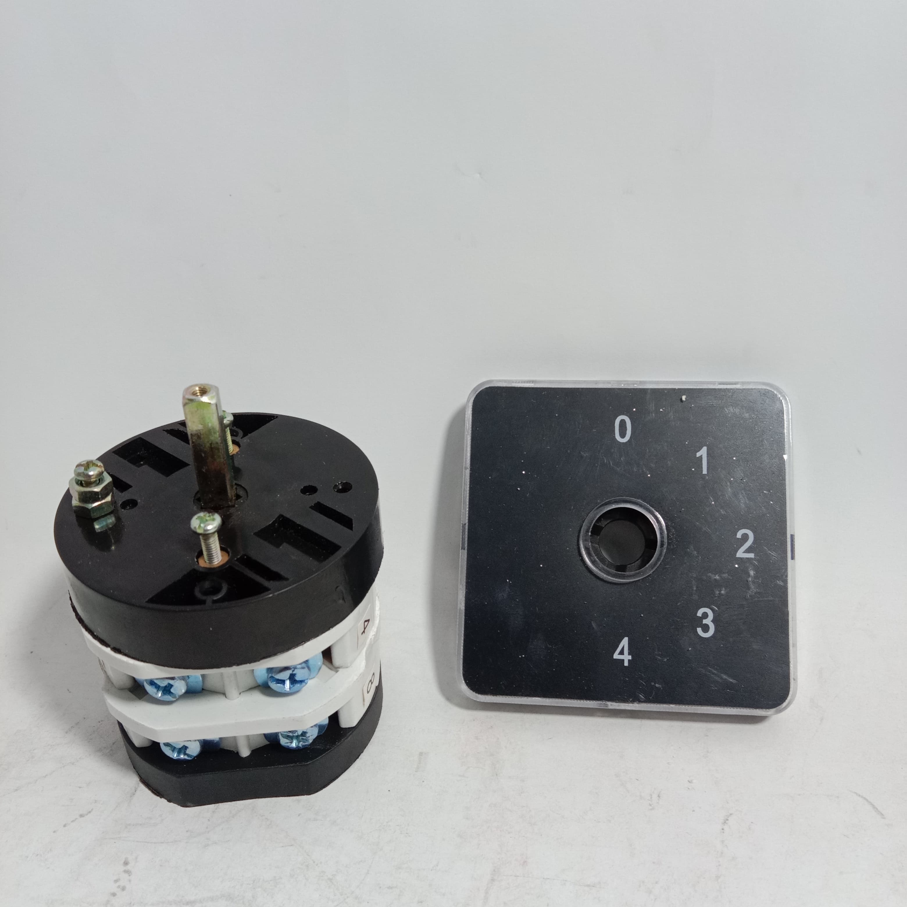 Breater 16 Amp Phase Selector Switches In Pakistan - 8 thumbnail 8