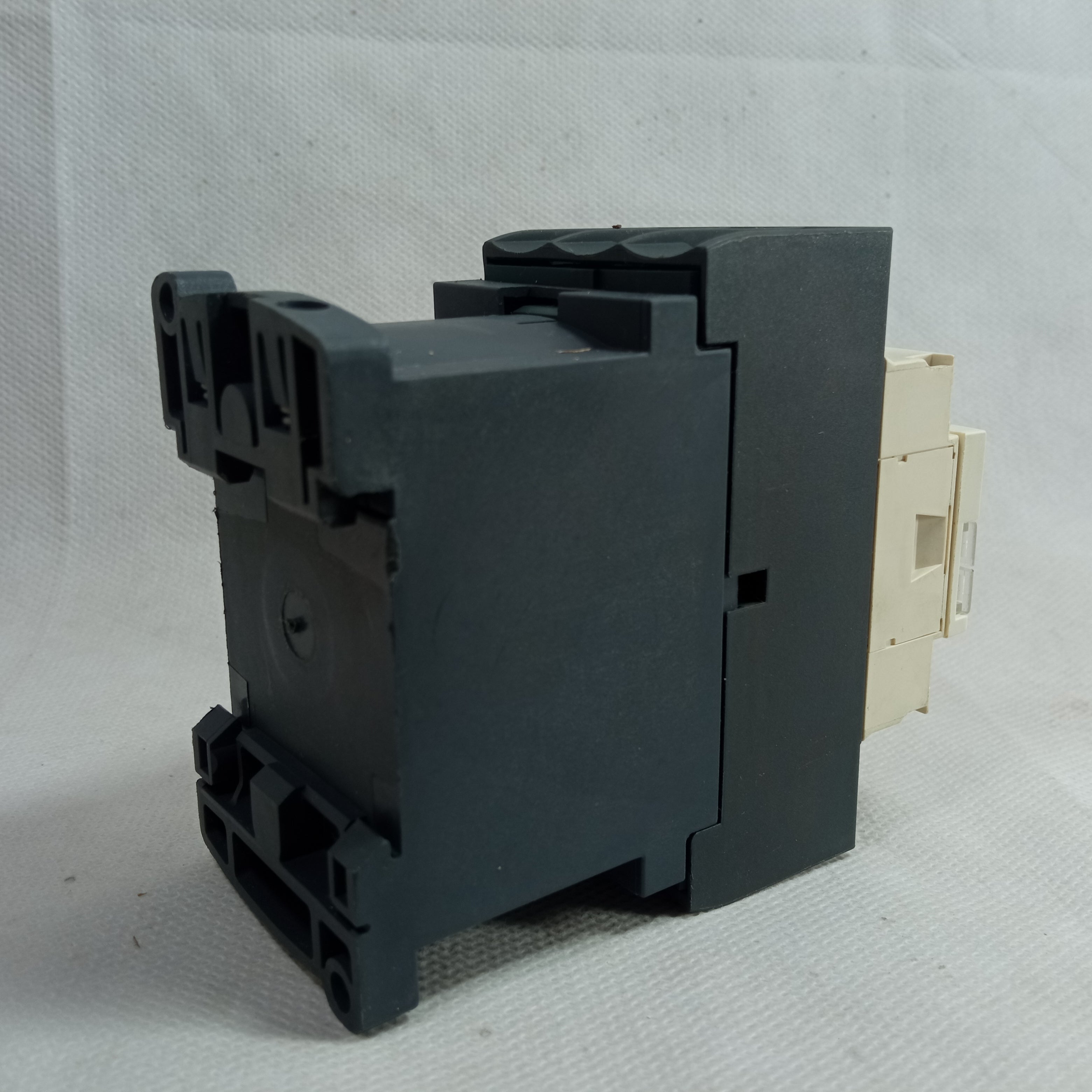 Schneider LC1D32 Power Contactor (Lot) in Pakistan thumbnail 8